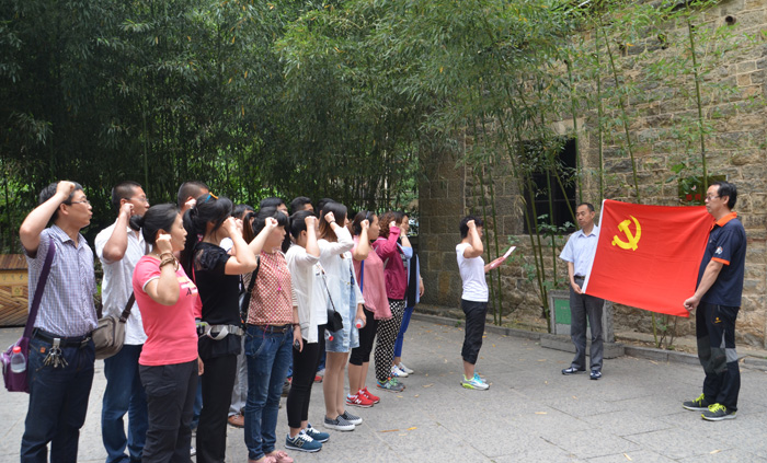 公司黨委組織近兩年新黨員參觀革命圣地淴淴水