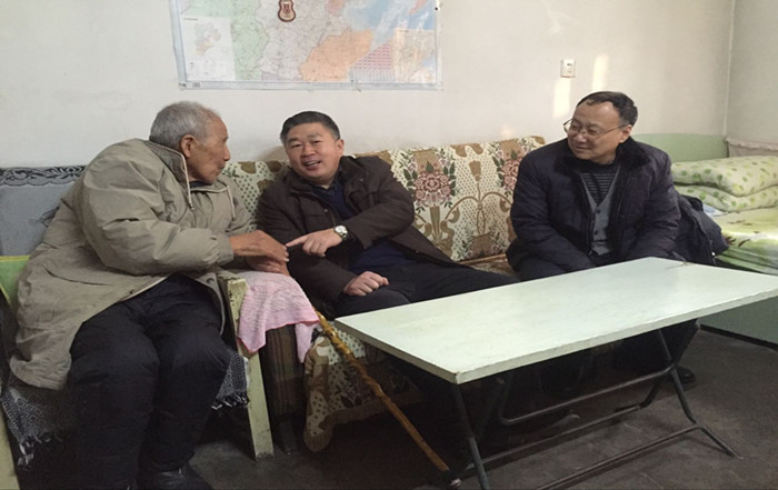 市住建局領(lǐng)導(dǎo)看望慰問我公司老黨員